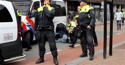Demonstranten Raken Slaags Met Politie Bij Protest In Almelo