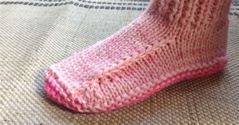 Free dog boots pattern to learn how to make dog shoes easily to protect your pet's paws against rain, cold and harsh ground but also soft to allow free. Kriskrafter: Better Dorm Boots - Free Knitting Pattern!