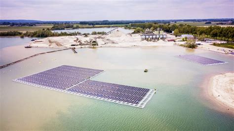 In kleingruppen machen sich kinder bzw. Erster schwimmender Solarpark eröffnet - tvi.ticker - 1 ...