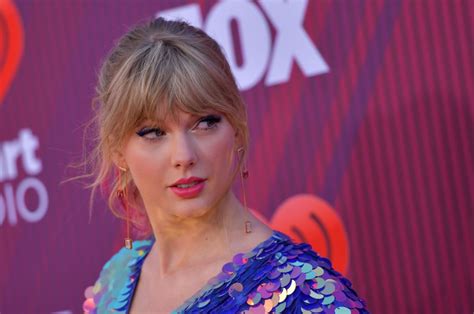 Taylor Swift Pink Hair At 2019 Iheart Radio Music Awards Popsugar Beauty