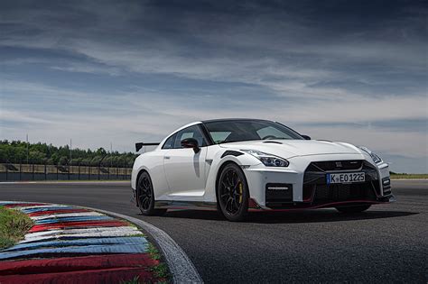 2020 nissan gtr nismo just recently set a new production car lap time record at the tsukuba circuit with a time of 59.3 seconds, defeating the previous record of 59.8 seconds held by porsche 911 gt3. 2020 Nissan GT-R NISMO Takes to the Track, Shows Lighter ...