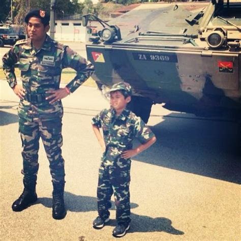 Hari ini, khairy jamaluddin sudah menjadi orang paling berkuasa dalam negara. Anythings in The World!: Gambar KJ, bersama Isteri dan anak