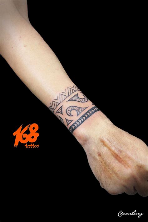30 polynesian tattoo designs and meanings. polynesian arm band tattoo | Tatouage poignet, Tatouage ...