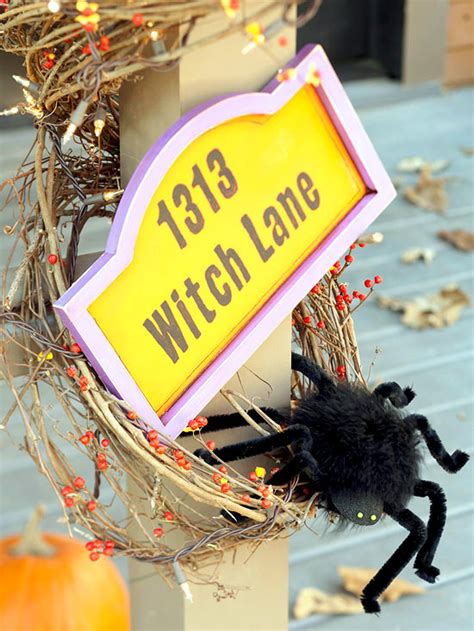 Lizards are known for many things, but their conversational abilities aren't among them. Decoration ideas for Halloween party with witches - create ...