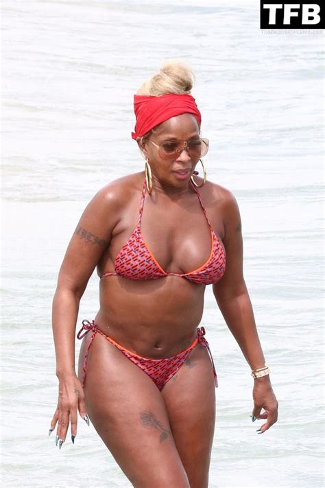 Mary J Blige Goes For A Dip In The Ocean While Enjoying A Day At The