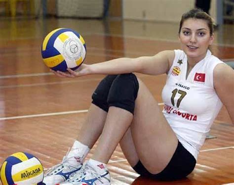Türkiye voleybol federasyonu tarafından yönetilen türk voleybol milli takımı , ülkemize getirdiği başarıların yanı sıra ilk beşte her daim yer alan ve dünya çapında da. Neslihan Darnel'e ilan-ı aşk!