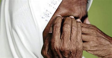 Dalam kamus besar bahasa indonesia, disebutkan bahwa fitnah artinya perkataan bohong atau tanpa berdasarkan kebenaran yang disebarkan dengan maksud menjelekkan orang. Hukum Bersalaman Dengan Nenek Isteri - Oh! Media