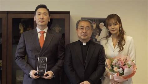 지난 16일 안현모는 자신의 인스타그램에 수영복 인증샷을 올렸습니다. 안현모·라이머 부부 '바보의나눔' 홍보대사로