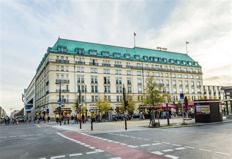 Fassade des Hotel Adlon an der berühmten Straße in Berlin - Unter den