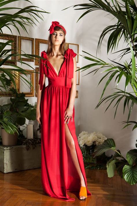 Se cerchiamo vestiti eleganti 2021 che uniscano stile e un accento più sbarazzino, le proposte sono diverse. Gli abiti lunghi con spacco sono il vero must dell'estate ...