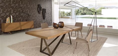 The manufacturer roche bobois is known worldwide for his extraordinary designs. TRACK DINING TABLE - Roche Bobois