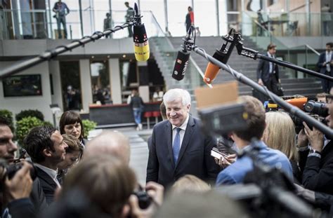 Wählen sie aus erstklassigen bildern zum thema pressekonferenz in höchster qualität. Seehofer orakelt über die künftige Rolle einer ...