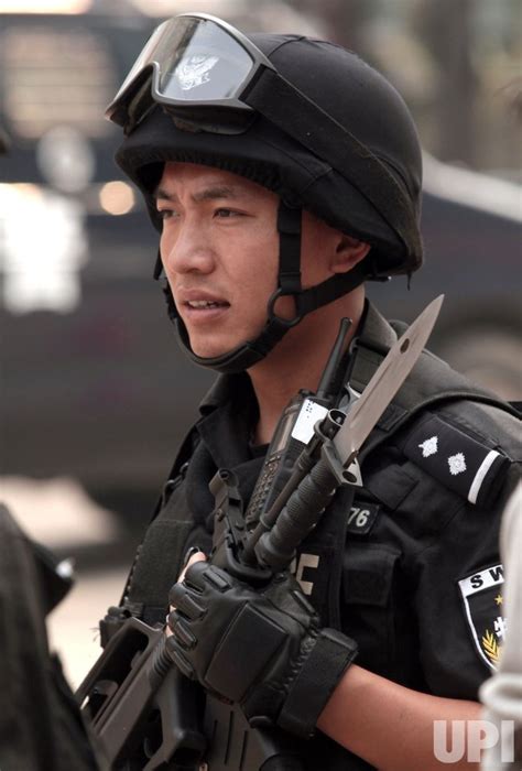 Photo Chinese Swat On Alert In Shopping Area In Beijing Pek2009092523