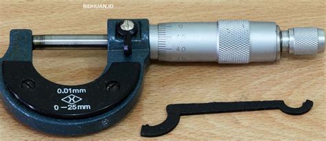 Pada contoh ketiga ini, skala utama menunjukan nilai 22 mm dan skala nonius menunjukan nilai 0,20 mm. Cara Membaca Mikrometer Sekrup, Cara Menghitung dan ...