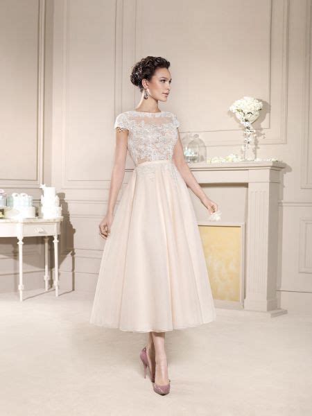 Wunderschönes spitzen kleid in midi länge (mehrere lagen tüll rock), hätte ich sehr gerne selbst getragen, leider passt es mir nicht. Brautkleider mit langem MIDI: der Glamour der 50er-Jahre ...