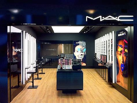 Here's how to get a clean neutral look in just 8 simple steps! Loja MAC Cosmetics no shopping Leblon, no Rio - via FAL ...