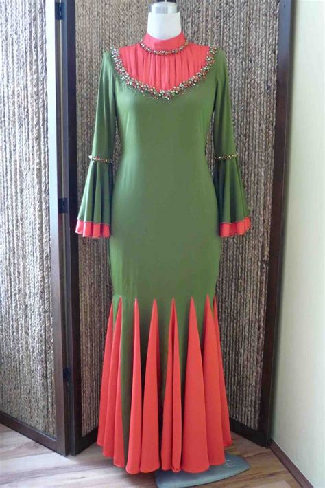 Baju kurung tanggung yang dikenakan kaum wanita jambi adalah salah satu bentuk pengaruh budaya melayu. red roses: suke fesyen tapi aku bukan designer...