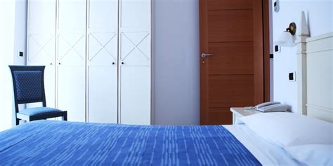 Il mare blu residence 3 stelle ubicato a 350 m dalla spiaggia di villa rosa di martinsicuro è l'ideale per chi desidera accoglienza e comfort, senza però rinunciare all'indipendenza di una vacanza in tutta autonomia senza orari imposti. Residence con appartamenti vacanze sul mare a Martinsicuro ...