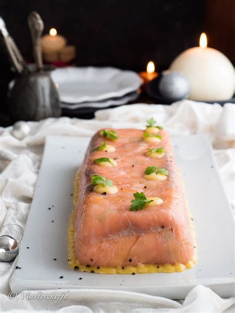 Check spelling or type a new query. Tronchetto di salmone affumicato - Mastercheffa | Ricetta ...