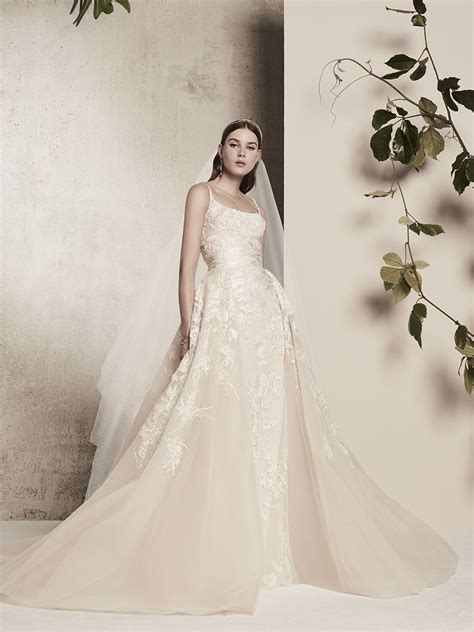 Elie saab's fall 2018 bridal collection features dresses with intricate detailing, and elegant veils with modern twists. ELIE SAAB Bridal | Spring 2018 | Elie saab bridal, Wedding ...