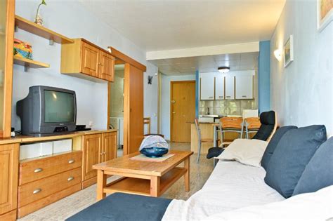 Apartamentos de dos dormitorios con vistas al mar y ascensor, situados a 30 metros de la playa, en la calle bruselas, a pocos metros de la fuente luminosa y en una calle peatonal rodeada de cafeterías y restaurantes. Apartamento en Salou con piscina (Salou, España ...