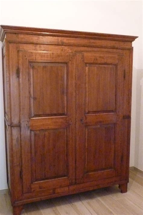 Credenza due ante 199,80 €. Grande armadio da camera padronale a due ante in noce ...