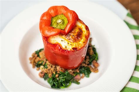 Gefüllte Paprika mit Spinat und Ei