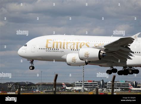 Ein Emirates Airbus A380 Landet Am Flughafen Heathrow Stockfotografie