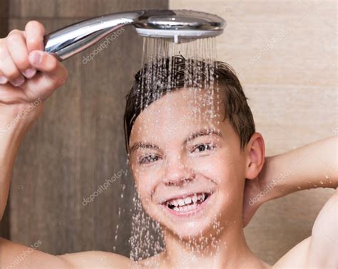 Niño en la ducha fotografía de stock VaLiza 79059900 Depositphotos