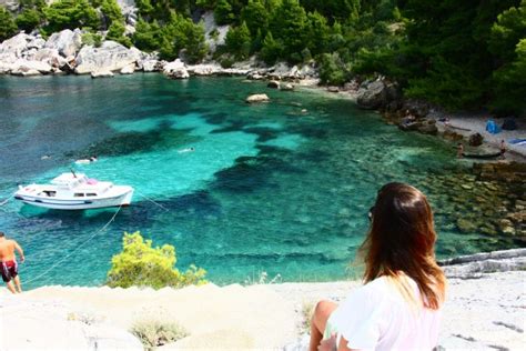 Pode até ser uma rocha lisa à beira mar, ou uma plataforma de cimento que se viajar para a croácia para curtir as praias, leve a gopro consigo. Croácia: as lindíssimas praias de Hvar e no caminho, Stari ...