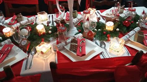 Le rouge et le blanc restent les couleurs traditionnelles de noël, alors cette année on n'hésite pas à venir miser sur la simplicité d'une jolie table de noël en les couleurs pour une déco de noël restent traditionnelles, à savoir le rouge, le blanc, le doré ou encore l'argenté, quatre couleurs pile dans. Decoration de table pour noel rouge et blanc - Idée de ...