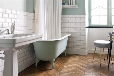 They originated in holland during the mid 1800s with a design that featured legs that were a claw holding a ball and was a luxury item only the wealthy had. How Many Gallons In A Clawfoot Tub - Bathtub Designs