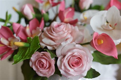 Per creare stupendi fiori realistici, spesso abbiamo usato la nostra ricetta della pasta di gomma, ma potete ottenere un'ottima pasta per fiori anche aggiungendo alla pasta di zucchero il cmc. Fiori in pasta di zucchero, come farli e dove usarli | DonnaD