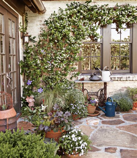 With the warmer weather slowly setting in, wistful thinking about summer days out on your cottage deck is closer to reality. Cottage Flavor: Pretty Porches and Patios