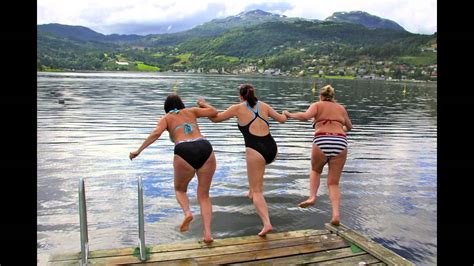 Belediye, hardangerfjord'dan deniz seviyesinden 1.800 metre (5.900 ft) yüksekliğe. Jordbærhelg Ulvik 2012 - YouTube