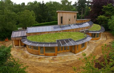 La energía eléctrica generada con los paneles solares es almacenada en baterías, que pueden ser usadas a cualquier hora del día. ⭐️ Casa ecológica con energía solar | Casas Prefabricadas