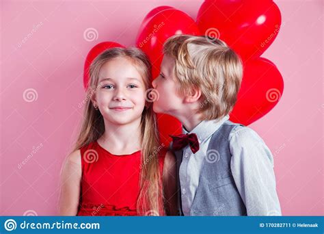 Petit Gar On Embrassant La Belle Petite Fille Jour De Valentin Image Stock Image Du Amusement