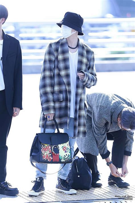 Suga (airport fashion (on the way to taipie taiwan for wings tour concert)/oct.20, 2017)). SUGA Airport Fashion (AMAs / Nov. 14, 2017) | Aeropuerto ...