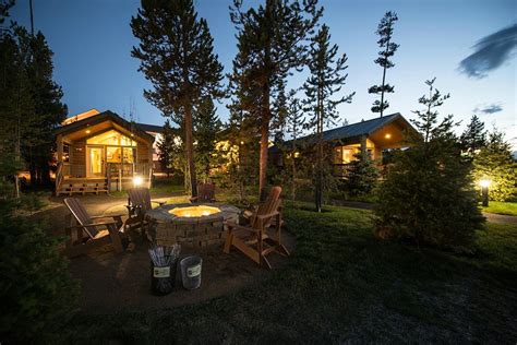 We are ideally located in the heart of paradise valley, montana only 30 minutes from the north entrance to yellowstone park. 12 Dreamy Yellowstone Cabins You Can Rent for your Next ...