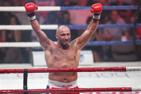 Nie byłoby w tym nic dziwnego, gdyby nie to, że zawodnik mma nagrywał ze swojego salonu. Marcin Najman powalczy z Szymonem Kołeckim w MMA