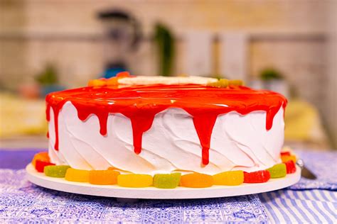 Cada receita propõe um tipo de massa, recheio e cobertura. Confira a receita do Bolo de Aniversário da Maria da Paz e ...