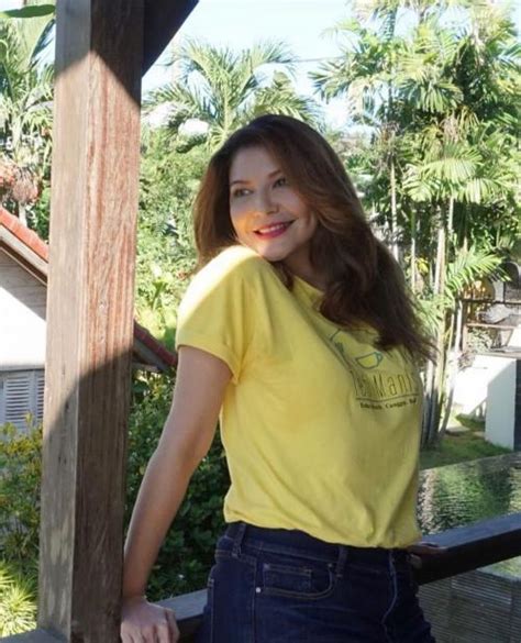 5 Potret Cantik Tamara Bleszynski Kini Buka Warung Makan Teh Manis Di