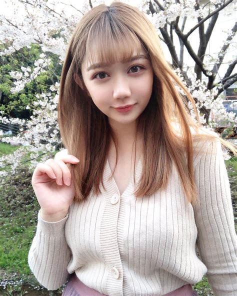 小澤しぇいんさんのインスタグラム写真 小澤しぇいんinstagram 「前の打ち合わせ帰りに綺麗な桜が咲いてたよ。 お花見出来ないけど、あっちこっちに咲いてる桜見て癒されてる🌸 来てたお