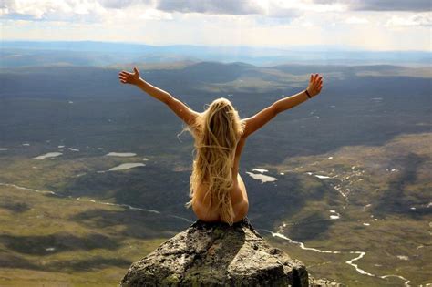 spagosmail Djevojka na vrhu planine Osjećaj potpune slobode