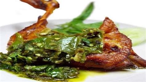 Selain bahan dasar daging, rendang menggunakan santan kelapa (karambia), dan campuran dari berbagai bumbu khas yang dihaluskan di antaranya cabai (lado), serai, lengkuas, kunyit, jahe, bawang putih, bawang merah dan aneka bumbu lainnya yang biasanya disebut sebagai pemasak. Nasi Uduk & Ayam Goreng Parahiyangan - Mangunharjo ...