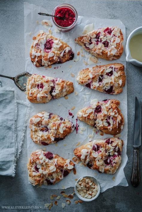Himbeeren sind ja bekanntlich meine lieblingsfrucht und daher finden sie sich auch immer wieder in meinen rezepte für kuchen, torten und desserts. Himbeer-Vanille-Scones mit Crème fraîche und gerösteten ...