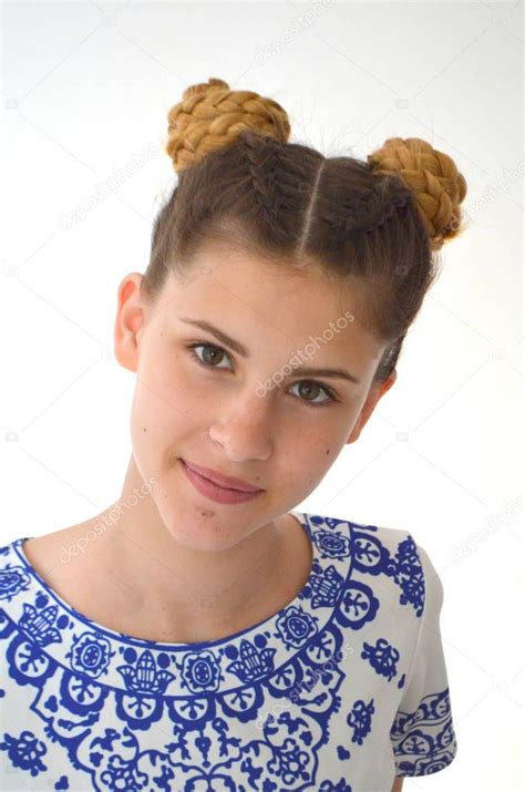 chica con coletas francés y racimos peinado ombre color de pelo para morenas 2023