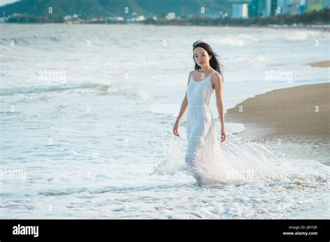 Mujer Caminando Por La Playa En Verano Feliz Muchacha Asiática