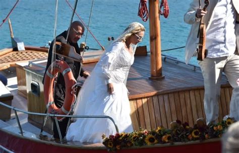 Η ελεωνόρα ζουγανέλη μετά από 3 περίπου χρόνια που έκανε παρέα με τους δημιουργούς, που τα είπαν και συνεργάστηκαν δημιουργικά, που άκουσε τραγούδια, τα τραγούδησε και κάποια από αυτά. Ελεωνόρα Ζουγανέλη: Η εντυπωσιακή άφιξη της με καΐκι και η ...