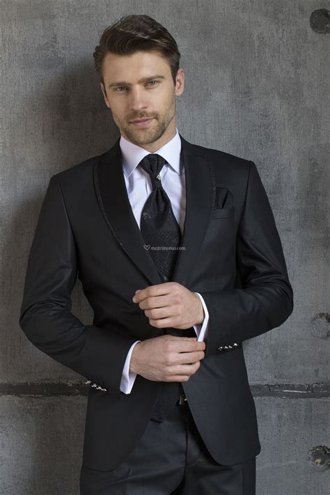 Che sia, dunque, una serata di gala o una prima al teatro dell'opera, va scelto il vestito giusto per. Vestiti da Sposo di Musani Uomo - M 036 - Matrimonio.com